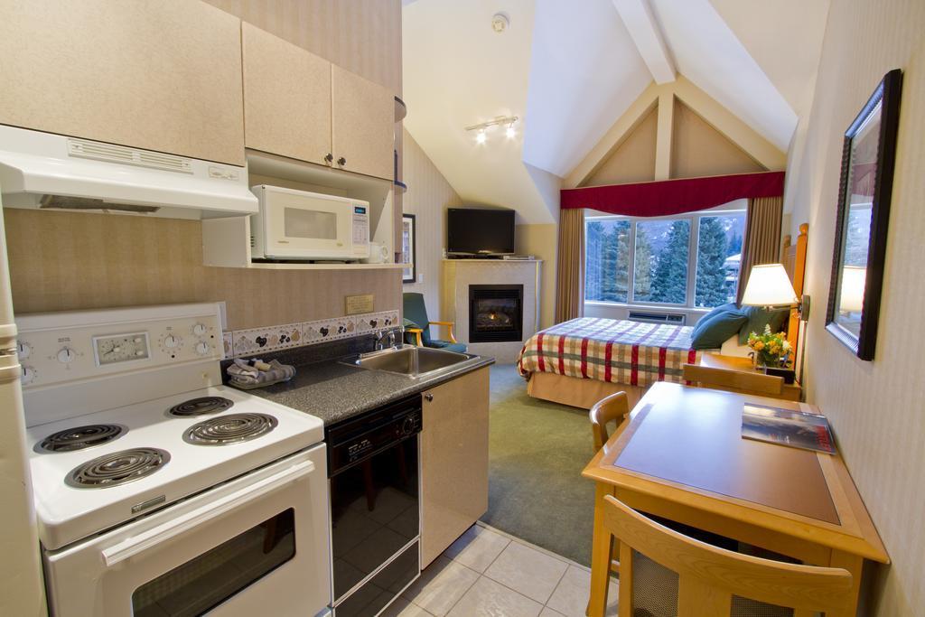 Pinnacle Hotel Whistler Exterior photo