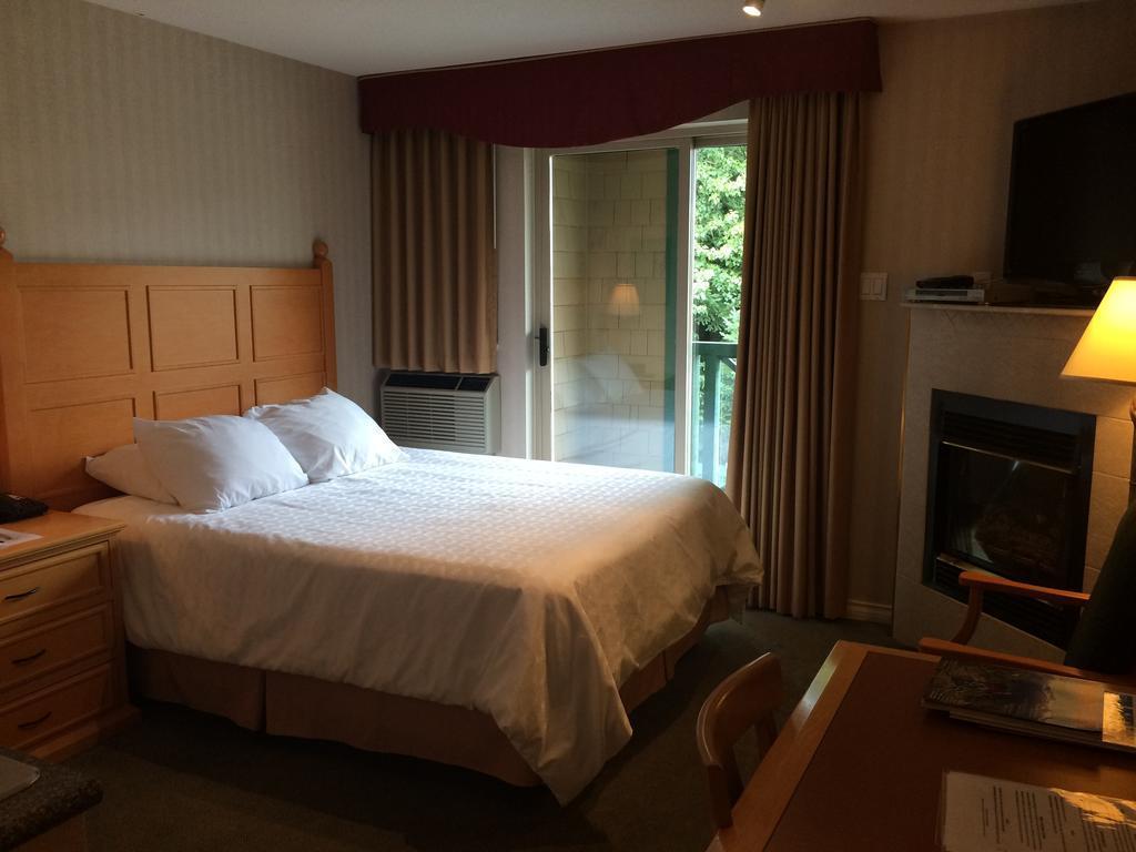 Pinnacle Hotel Whistler Exterior photo