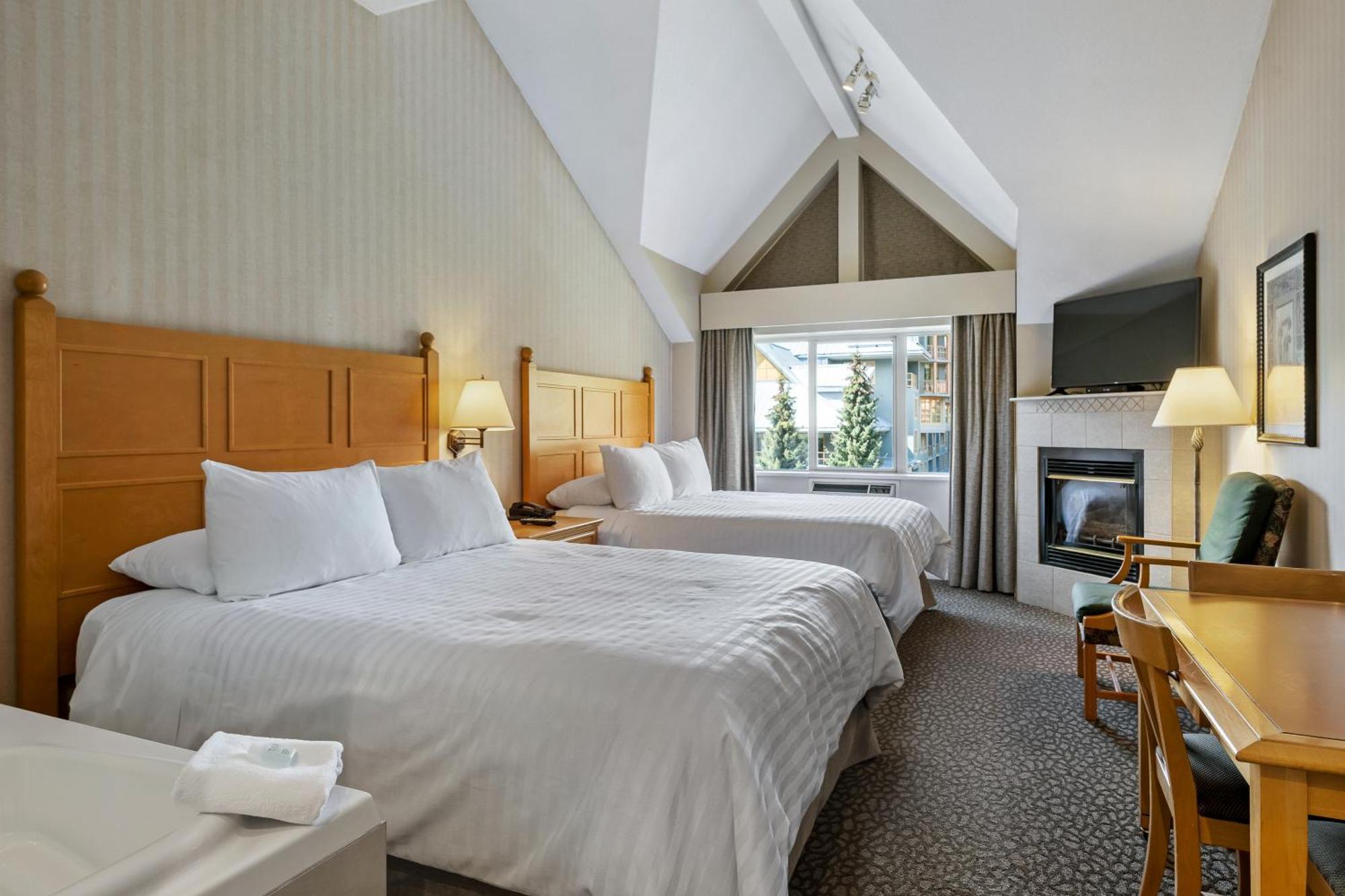Pinnacle Hotel Whistler Exterior photo