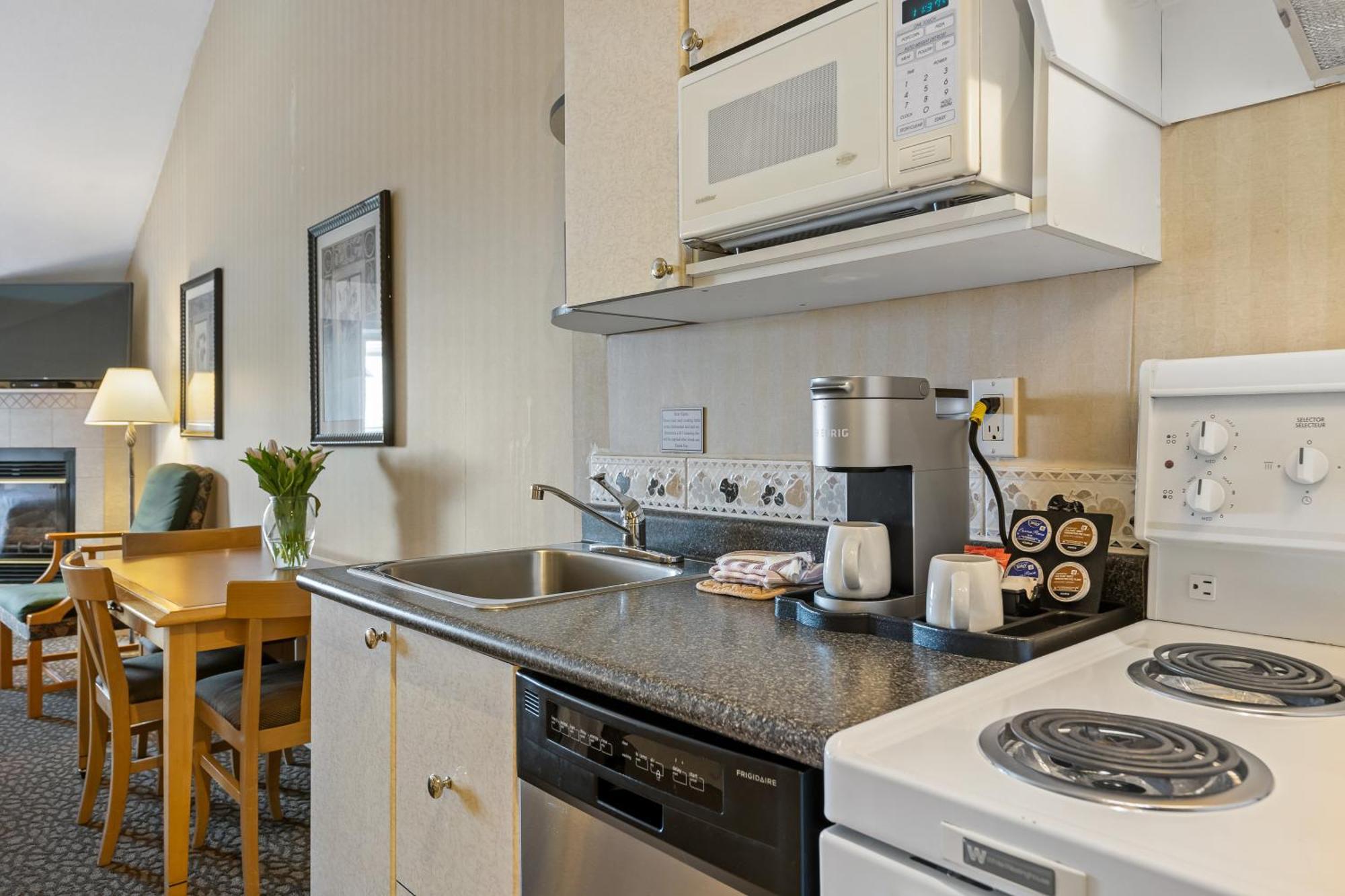 Pinnacle Hotel Whistler Room photo