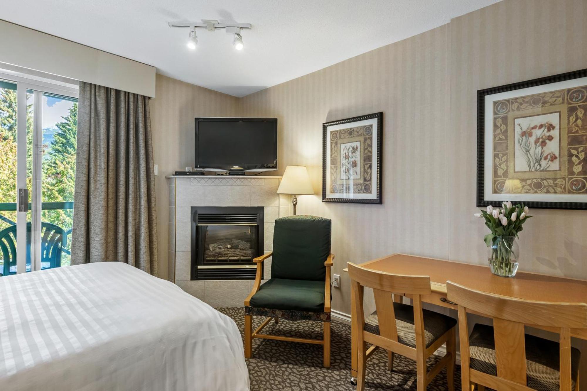 Pinnacle Hotel Whistler Room photo